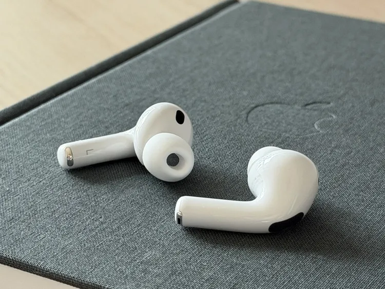 苹果近日推出全新AirPods Pro 3无线蓝芽耳机。中央社