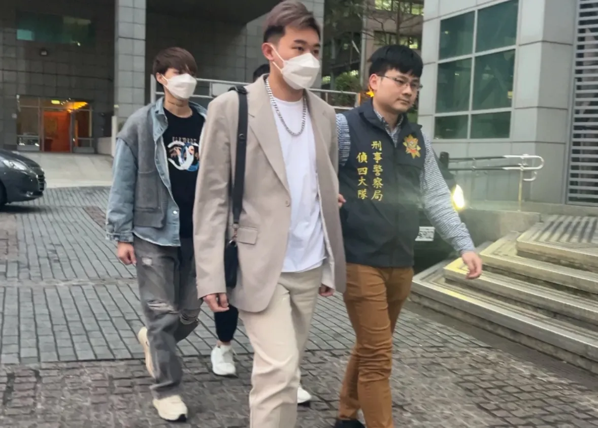 詹姆士（中）与摄影师小新（左）案发后被警方带回。资料画面