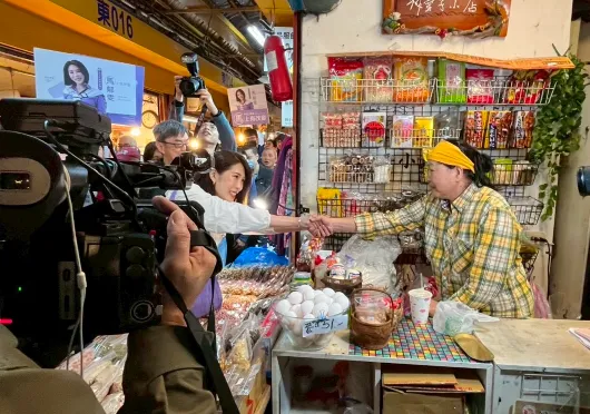马郁雯在东三水街市场向摊商致意，喊出「让中正万华马上有改变」。马郁雯竞选办公室提供