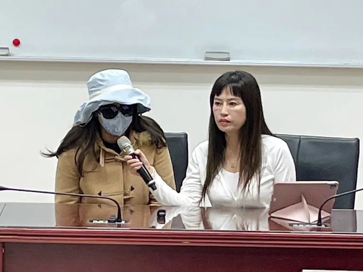 中和某公托2年前虐童案判决出炉引家长不满，找上市议员张嘉玲开记者会，不过会中指控小孩脑震荡部分，有知情人士跳出来爆料并非属实，而是在案发前就有呕吐征兆，且该家长狮子大开口喊要200万和解金。服务处提供