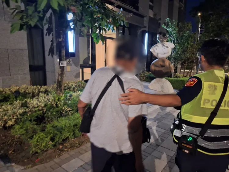 警方护送谢男返家。翻摄画面