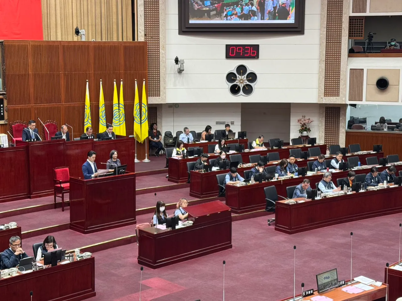 蒋万安、李四川赴议会进行专案报告。张彩茜摄