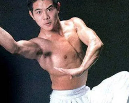 李連杰年輕時的肌肉照可見到腋毛。翻攝每日頭條