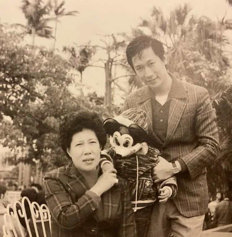 郭台銘與母親初永真年輕時合影。翻攝自郭台銘臉書