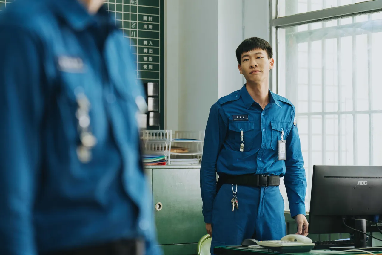 李国强在影集《监所男子囚生记》中化身懒散却可爱的狱警 。爱奇艺国际版、壹壹影业提供