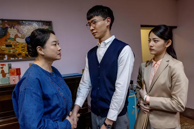 金馬影后陸小芬(左)在大愛劇《接住流星的人》大讚李國強(中)會得獎。大愛電視台提供