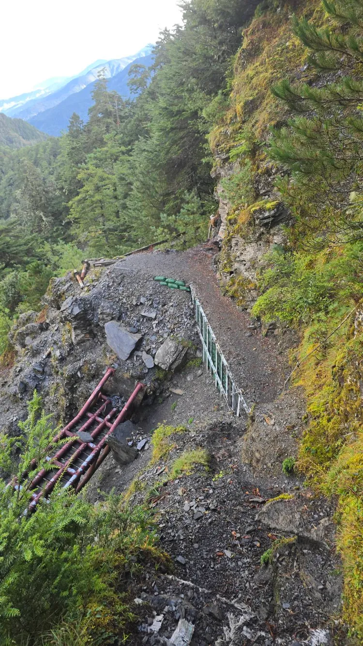 搜救人員克服險惡地形將張益誠遺體運到可吊掛處。民眾提供