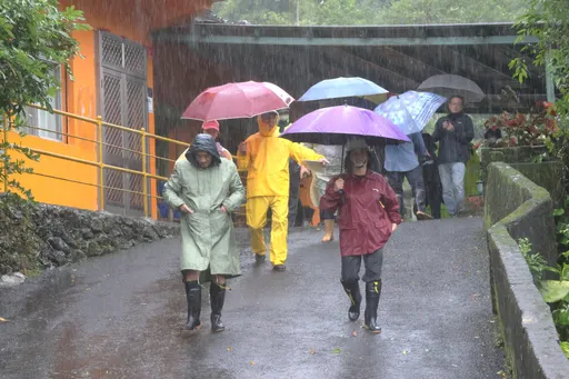 蘇澳淹慘了「水深及肩」！軍方派橡皮艇救援