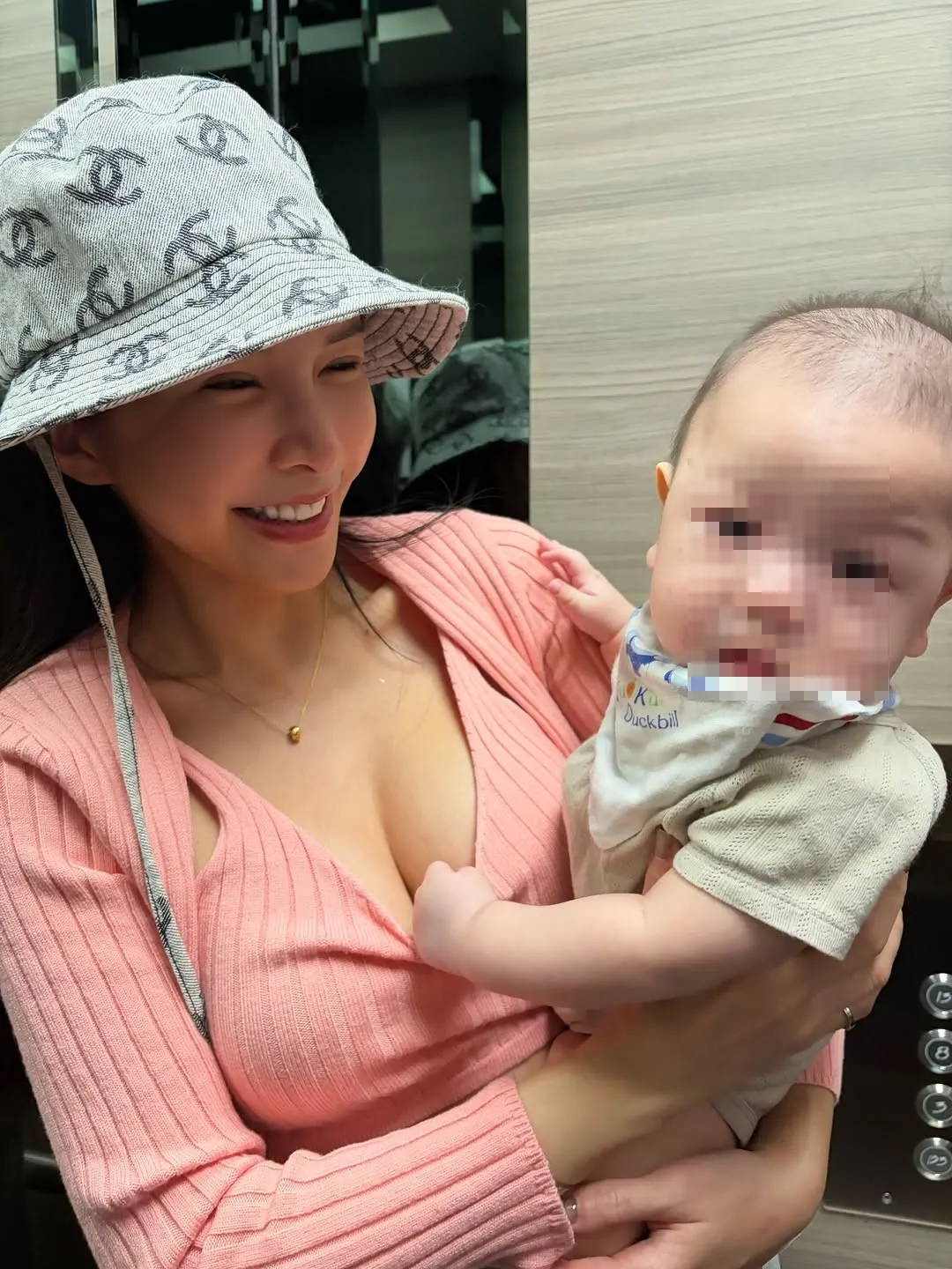 男婴的小手手竟「软肉深掘」。翻摄《lalababy625》的IG