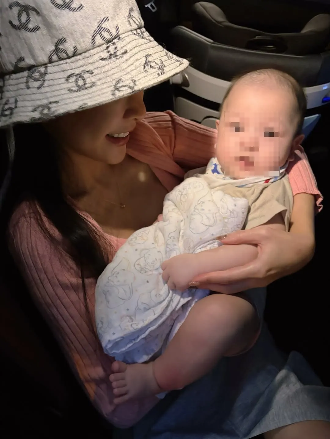 Lala抱著男婴时，被男娃萌翻。翻摄《lalababy625》的IG