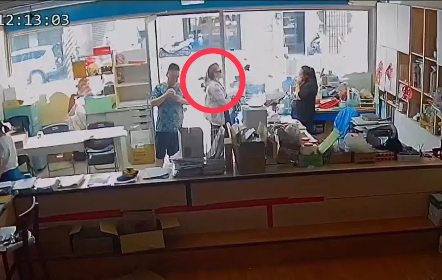 未立案补习班的林姓女负责人(中间者)戴著口罩墨闯同业办公室质问「为何要跟踪？」，却拿不出任何证据，警察到场后才悻悻然离开，事后遭提告非法侵入住宅。投诉人提供