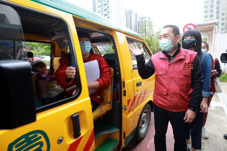 侯友宜特別重視娃娃車安全，曾率隊上路突檢，竟有高達一半不合格，當下震怒。翻攝自市府官網