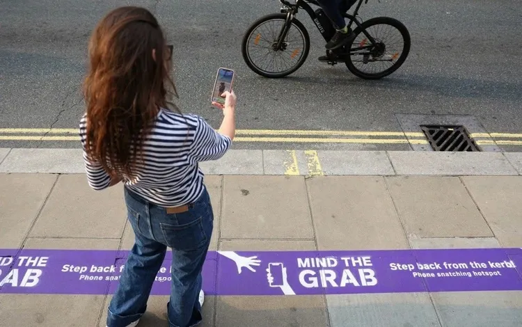 伦敦马路上标语提醒民众提防手机被抢。翻摄自X