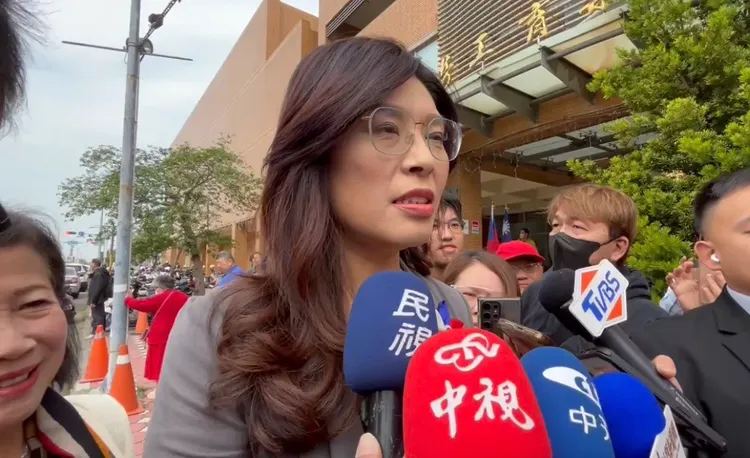 鄭麗文今天接受媒體訪問，談到明年縣市長參選布局，稱會提名鍾東錦續任，並讚是「勵志故事」。民眾提供