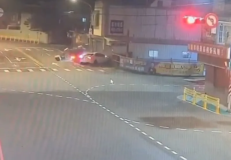 貨車疑闖紅燈撞自小客釀5傷。平鎮警分局提供