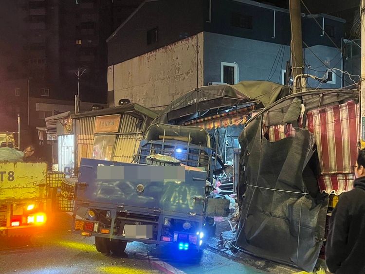 疑闖紅燈釀禍！貨車撞自小客釀5傷　5間民宅和路邊攤商棚架也遭殃