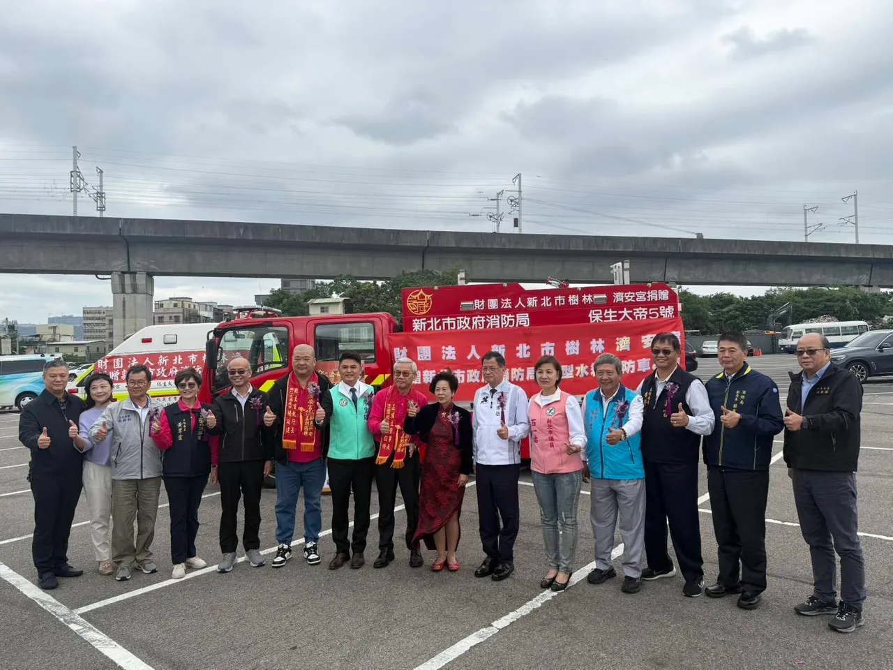 树林济安宫将信仰化成守护力量，捐赠消防水箱车与救护车。消防局提供