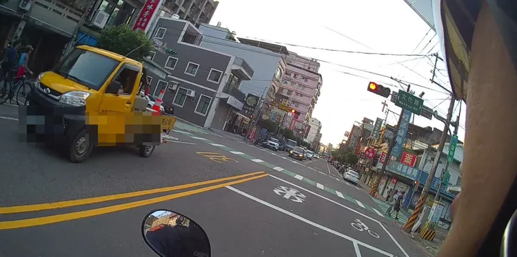 小貨車行車搖擺。大溪警分局提供