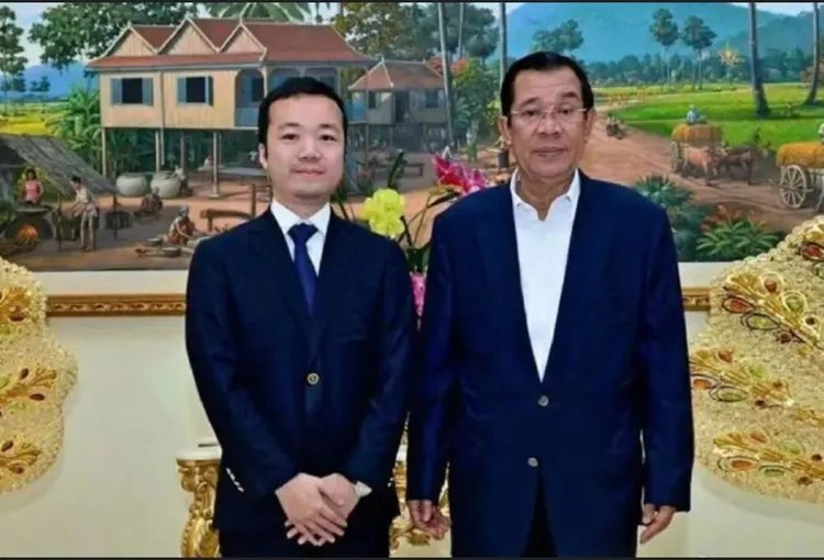 陳志從中國到柬埔寨做生意，取得柬埔寨國籍，曾與柬埔寨前總理洪森（右）合影。翻攝微博