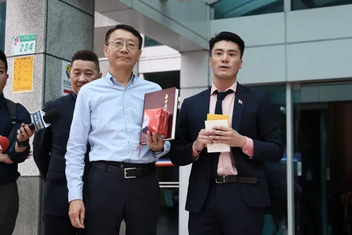 鄭麗文追思共諜挨轟！藍青年衝黨部送「2份禮物」：盼找回黨魂