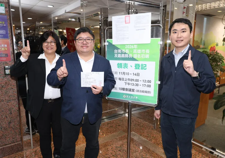 蔡易餘在王美惠、陳冠廷陪同下登記初選。記者莊宗達攝