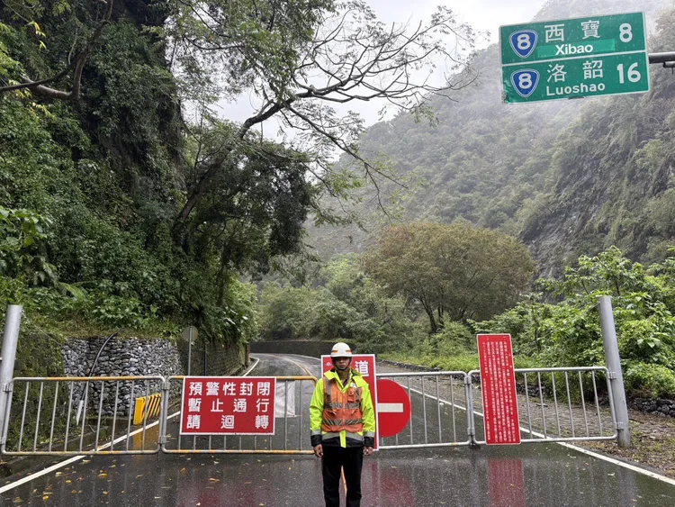 中橫公路天祥至關原路段已封閉預計明天搶通。太魯閣工務段提供