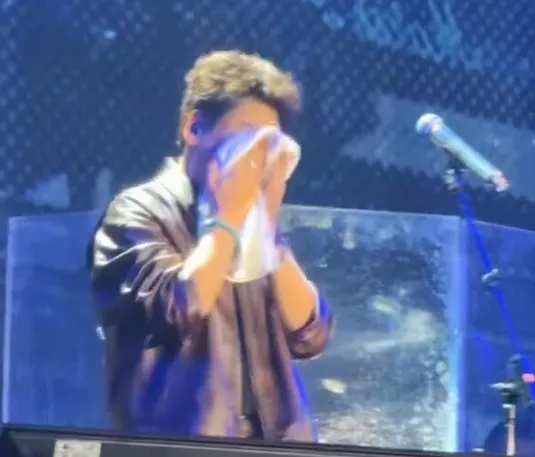 朱孝天拿毛巾掩面。翻攝___大猪微博