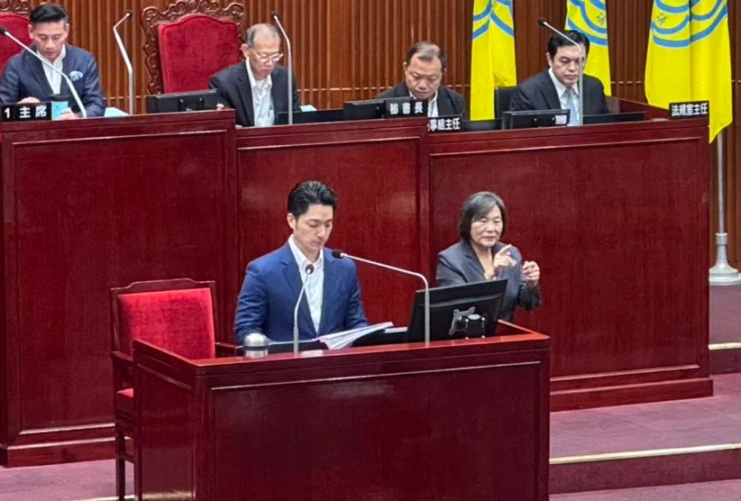 蔣萬安於議會說明雙城論壇最新進度。張綵茜攝