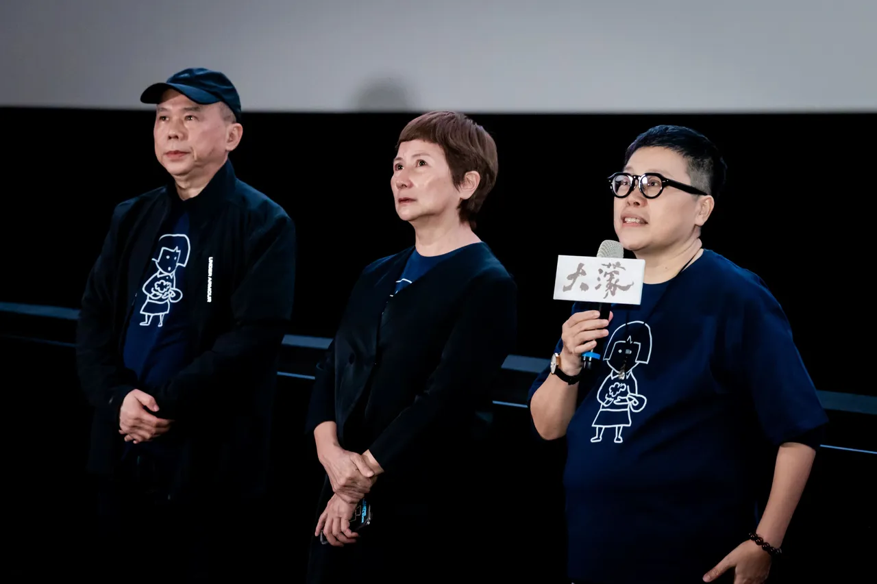 导演陈玉勋（左起）、监制李烈和叶如芬出席试片。华文创提供