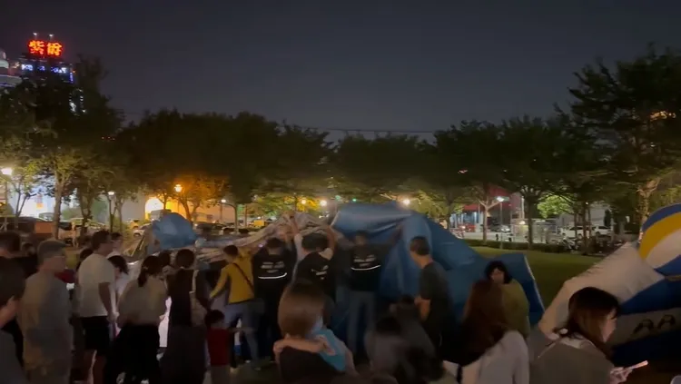 充气城堡突泄气倾倒，造成家长及小朋友饱受惊吓，廖伟翔服务处人员忙著拉开塑胶布检查是否有人受困。翻摄Threads/ni3222222
