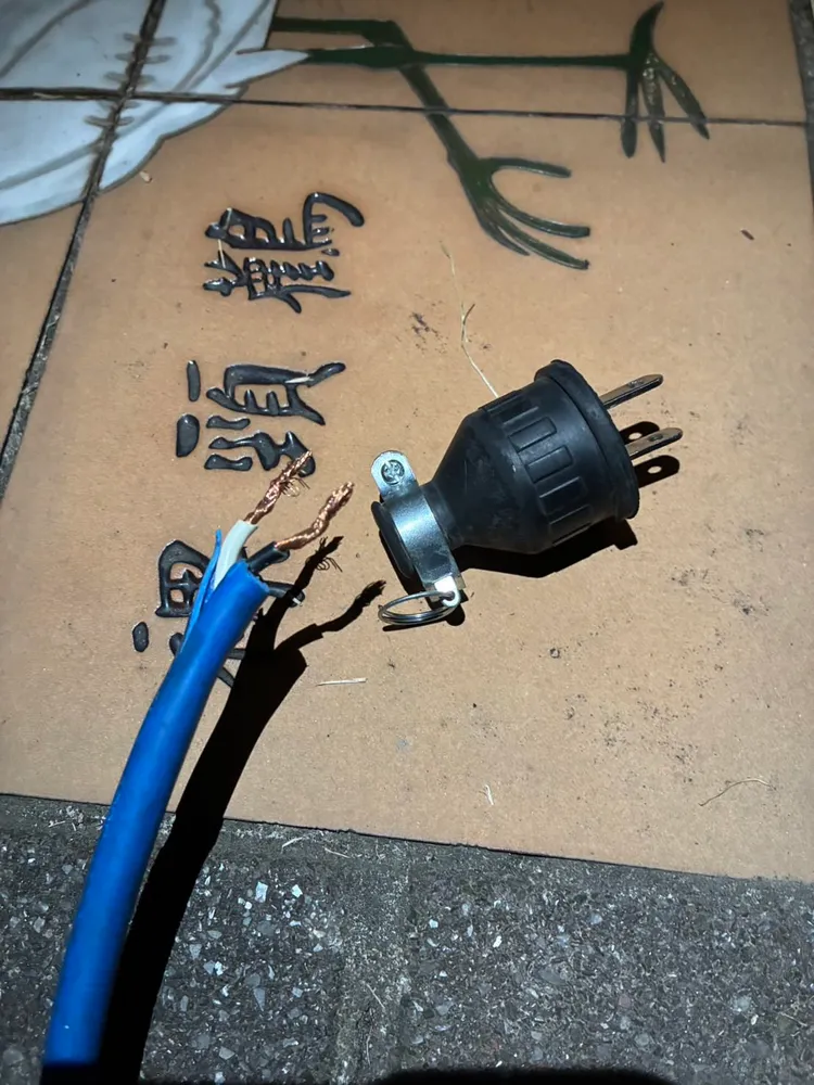 廠商確認後發現是電線遭到外力扯斷，插頭直接斷裂，導致充氣城堡無法充氣。翻攝Threads