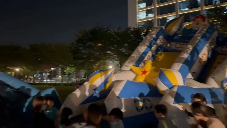 充氣城堡突洩氣傾倒，現場一片混亂。翻攝Threads/ni3222222