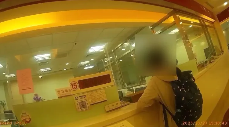 老婦人領回存放20年的黃金。翻攝畫面