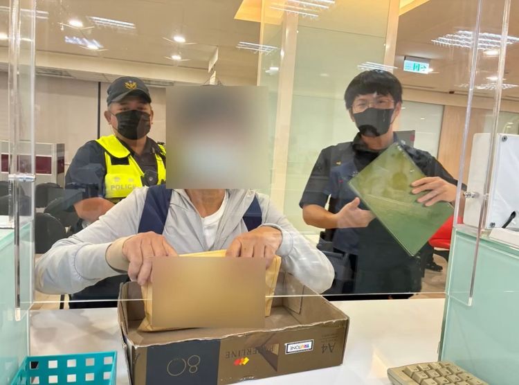 贖回放銀行20年黃金 900克市值350萬!北市警護送7旬婦返家