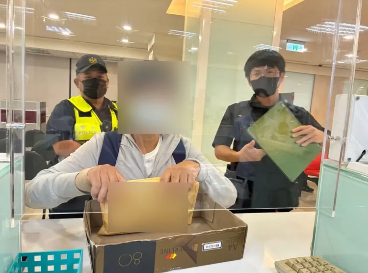 员警护送老妇人提领、返家。翻摄画面