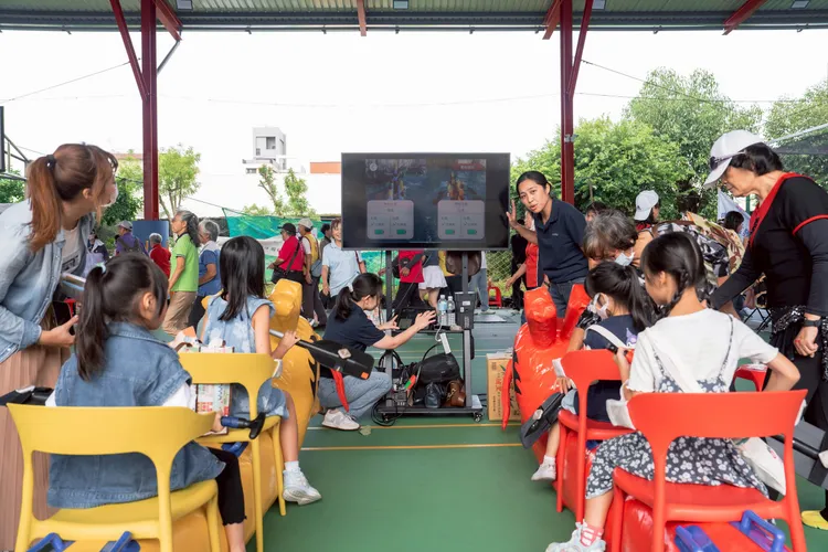 參加透過互動遊戲逐一解鎖、學習健康新知。新竹市府提供