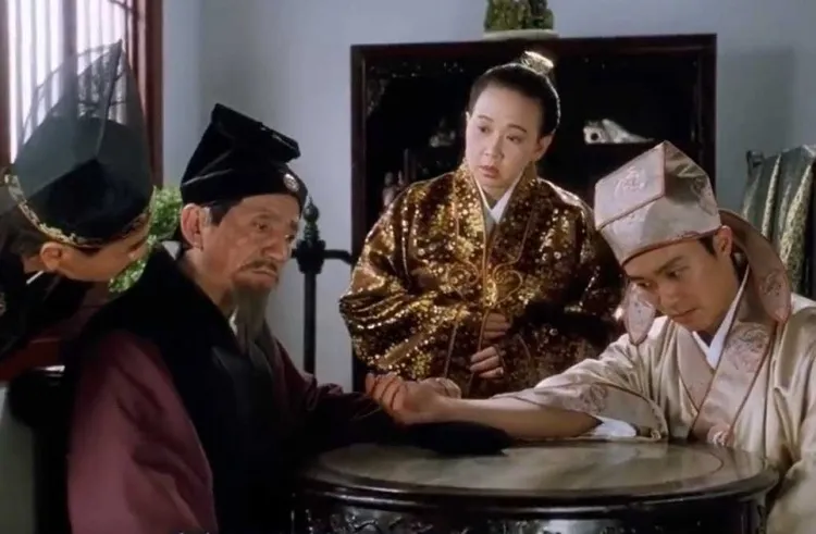 凌漢（左二）曾在電影《唐伯虎點秋香》為周星馳把脈。劇照