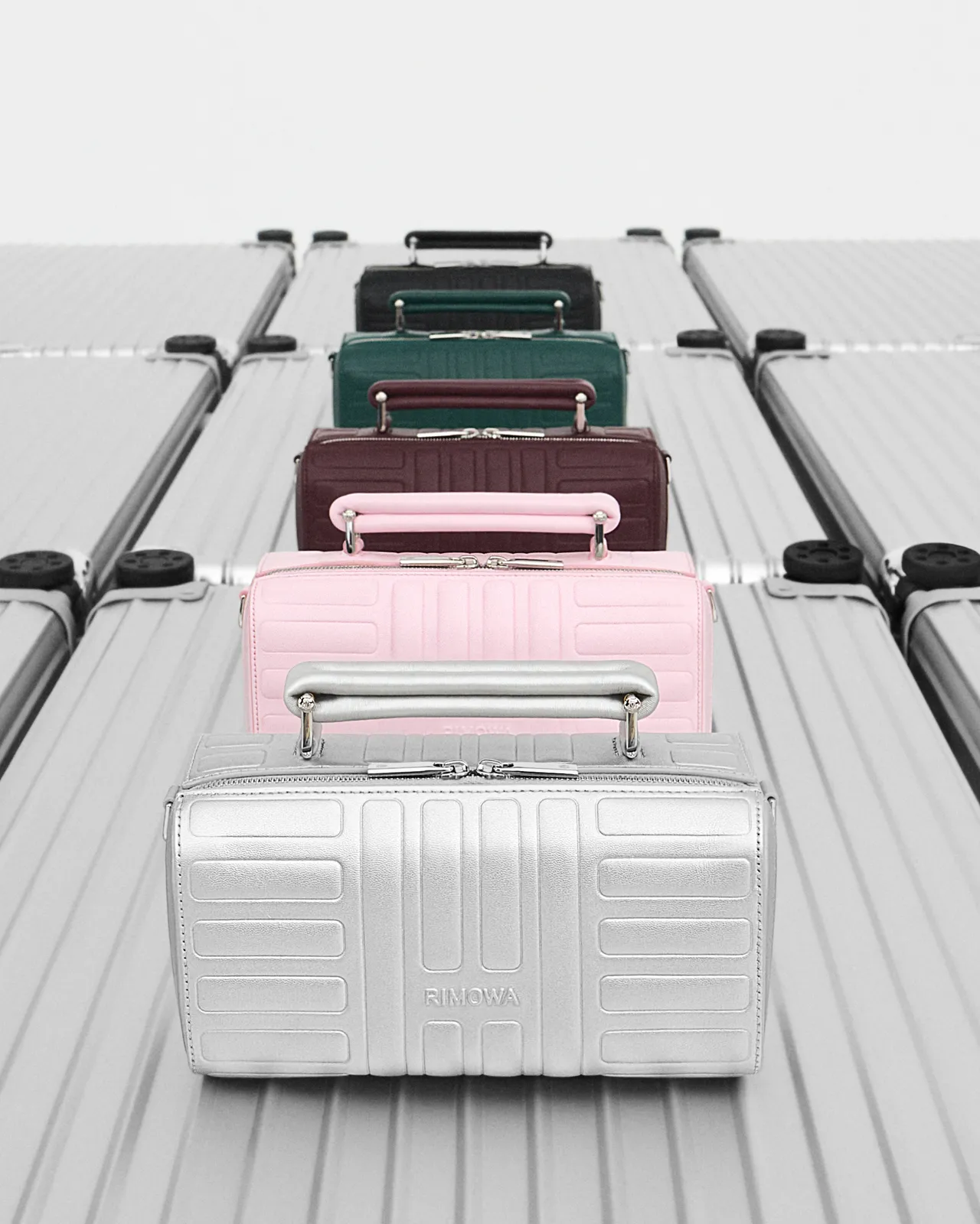 RIMOWA首度推出以轻巧便携为诉求的GROOVE皮革包袋系列。品牌提供