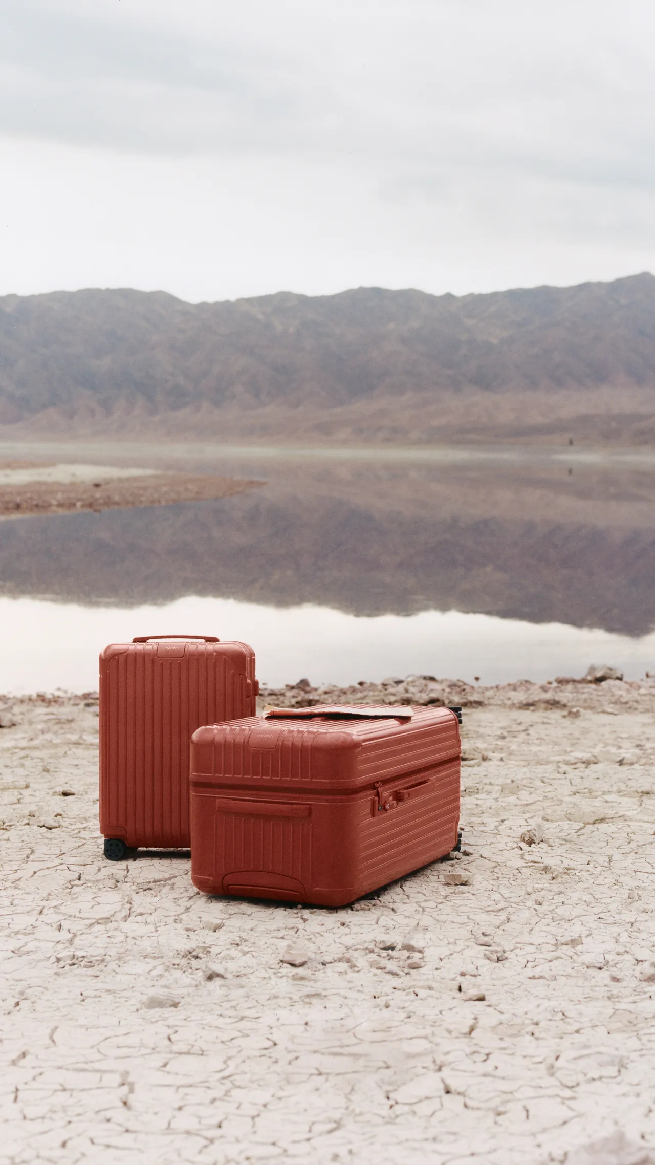 Terracotta赤陶色则是一抹温润土红色，饱满如经窑火淬炼的陶器。品牌提供