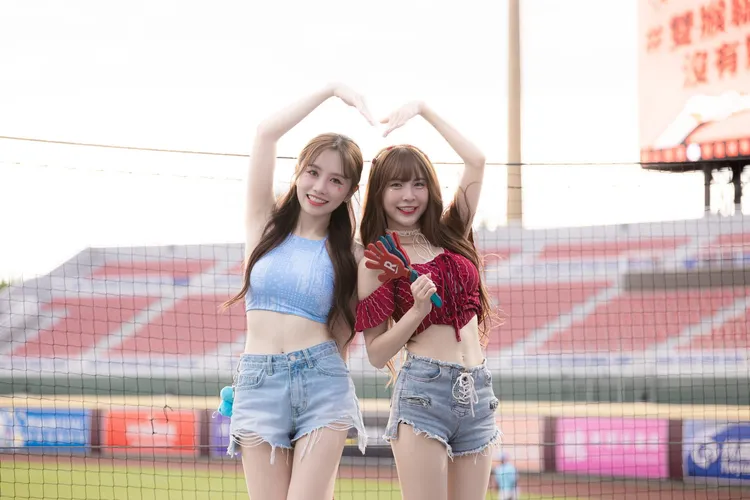 若潼（左）、孟潔。樂天桃猿提供