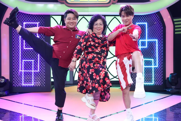 陳孟賢（右起）率媽媽「彩蓮姐」及哥哥陳昭瑋挑戰任務「軟跤一步踢」。公視台語台提供