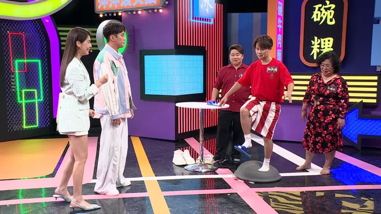 陳孟賢（右二）挑戰遊戲「軟跤一步踢」。公視台語台提供