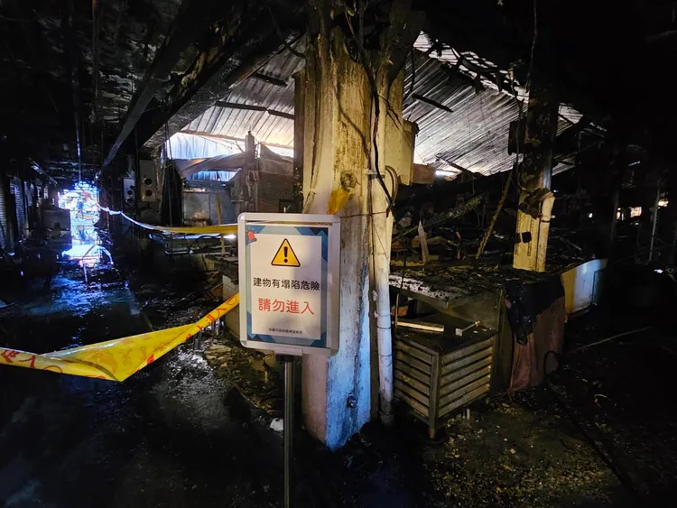 現場毀損的攤位已拉起封鎖線。桃園市府提供