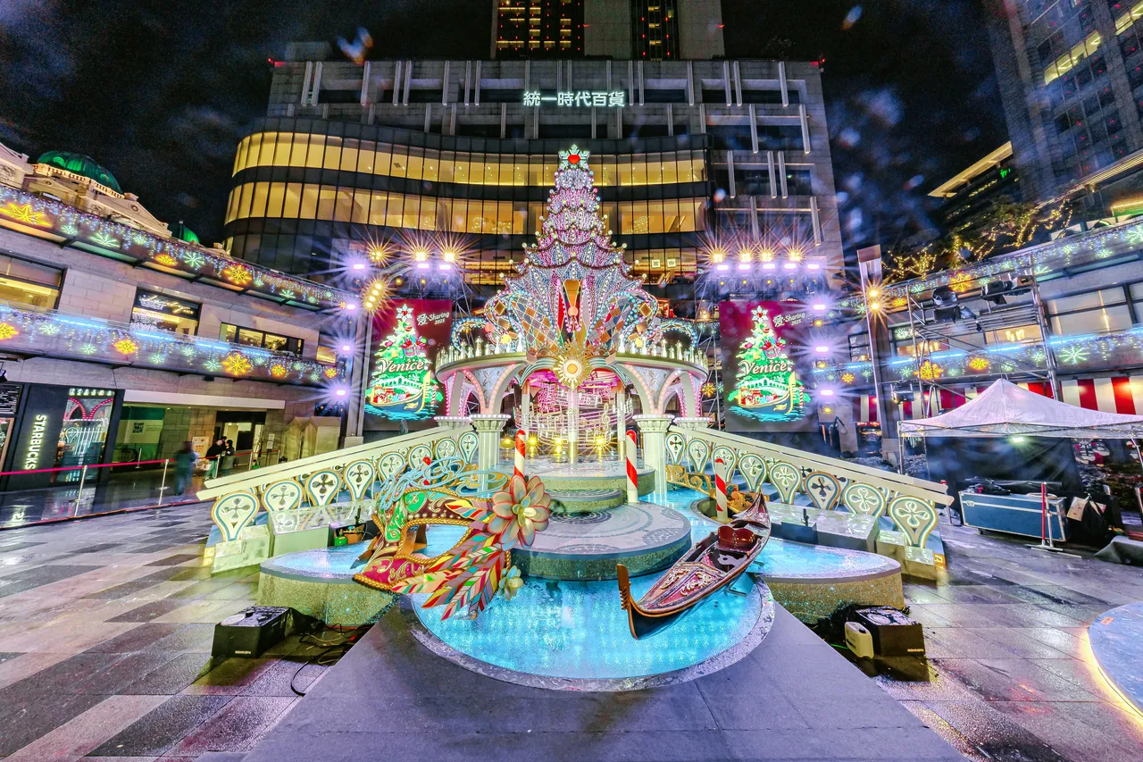 台北時代百貨夢廣場以威尼斯主題打造聖誕燈飾。統一集團提供