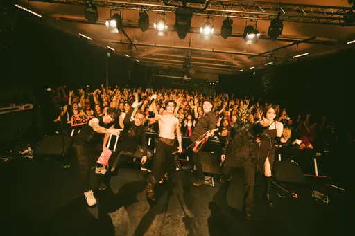 驻芬兰大使林昶佐脱了　结实身材被外国人看光光