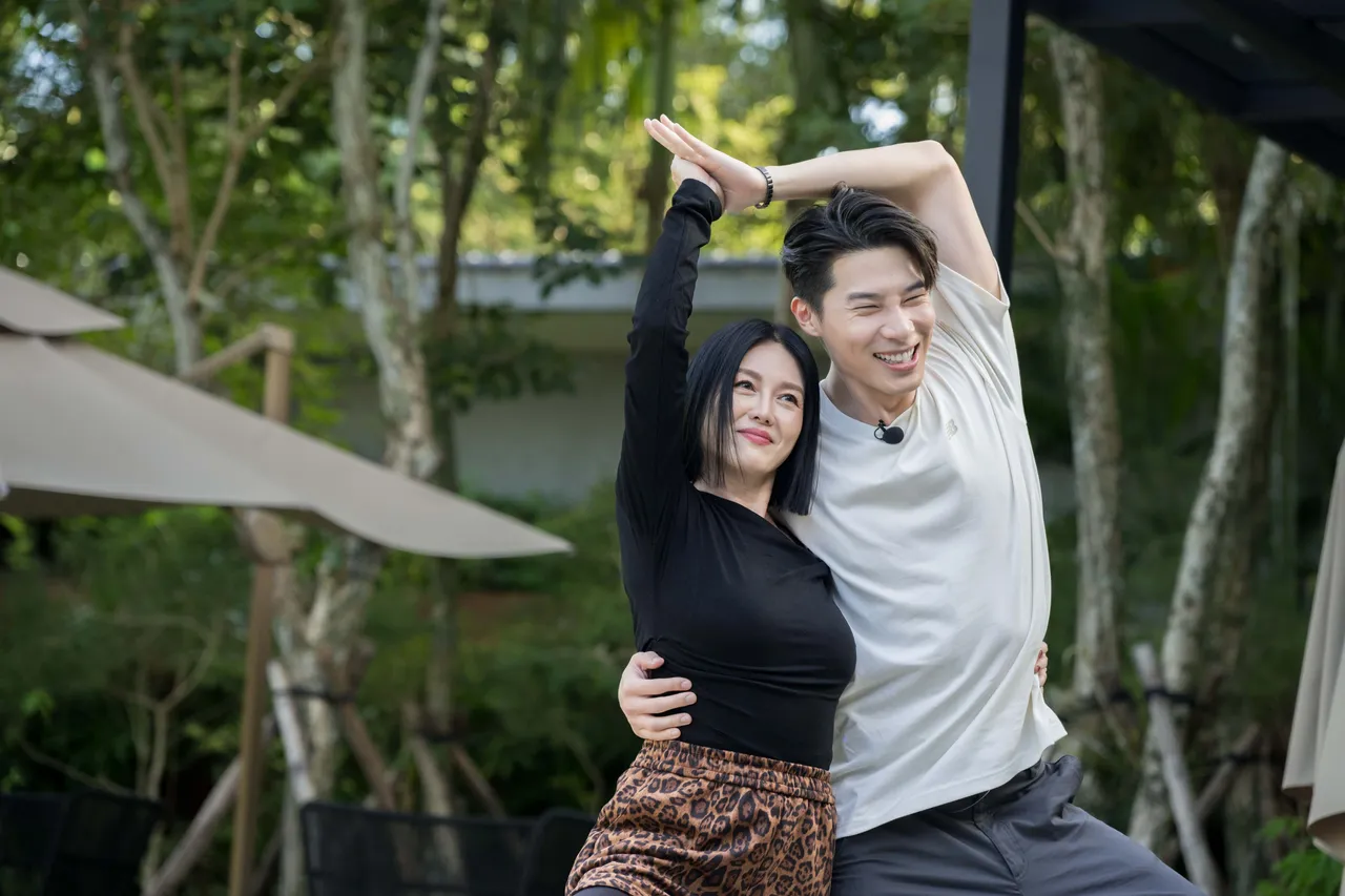 苗可麗（左）撩弟無極限，宋偉恩羞喊：「就愛年上。」東森綜合台提供