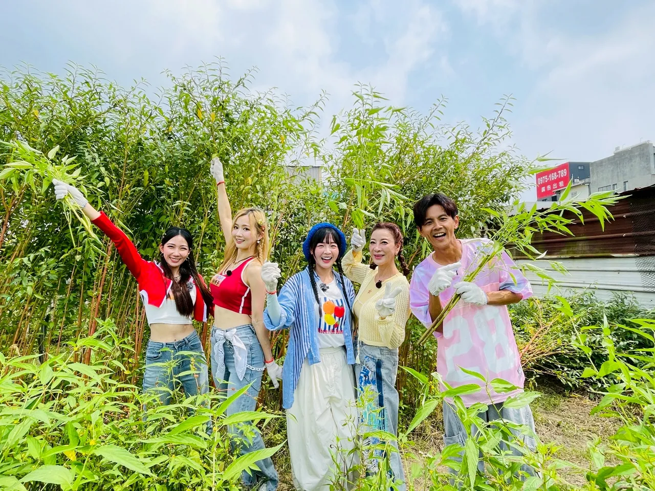 （左起）柠檬、秀秀子、篮篮、杨绣惠以及阿翔。民视提供