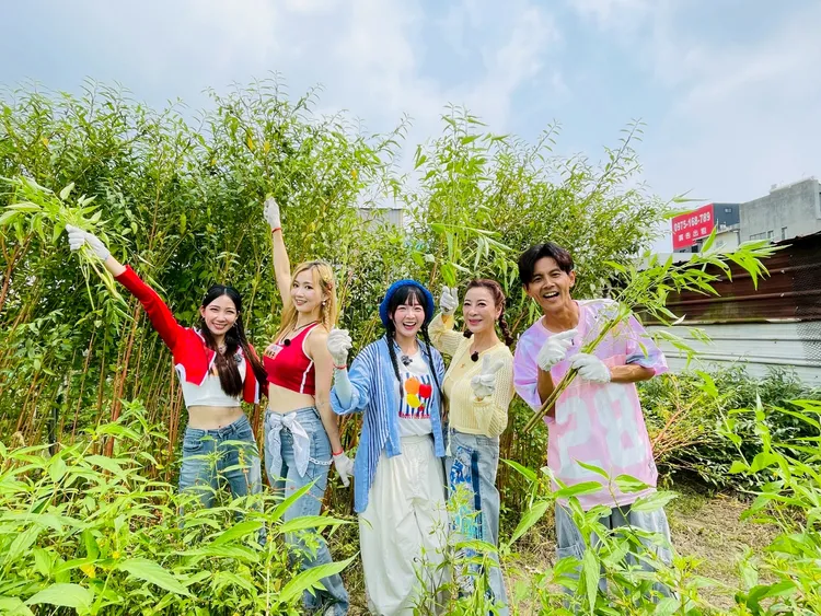 （左起）檸檬、秀秀子、籃籃、楊繡惠以及阿翔。民視提供