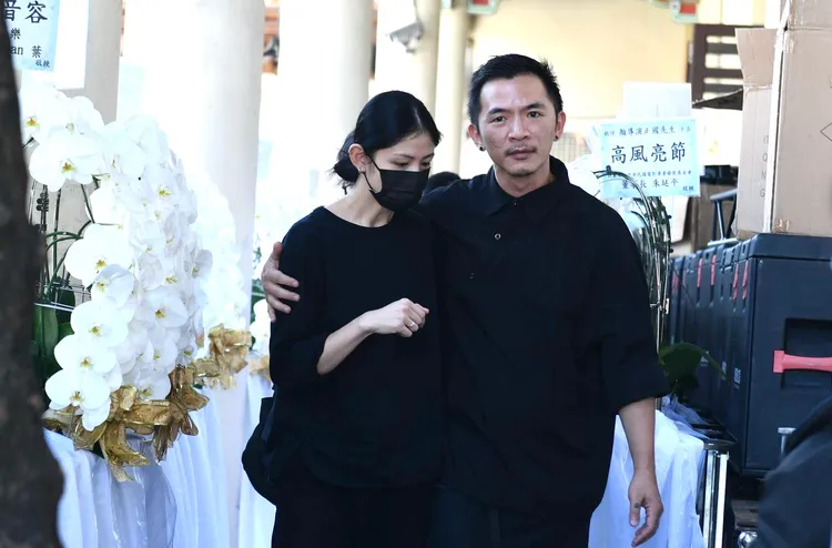 李千娜（左）淚崩。攝影中心攝