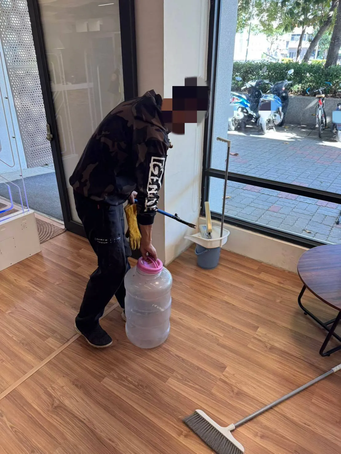 農業局特約廠商順利抓到眼鏡蛇。民眾提供